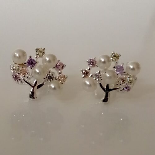 Detalle artístico de topos en forma de árbol con perlas y circones coloridos