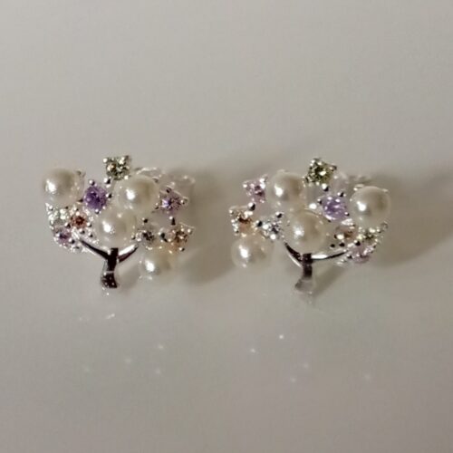 Par de pendientes con diseño simbólico del Árbol de la Vida en plata