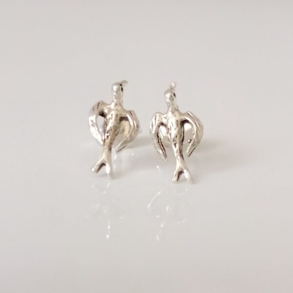 Joyería artesanal inspirada en aves, hecha a mano en plata.