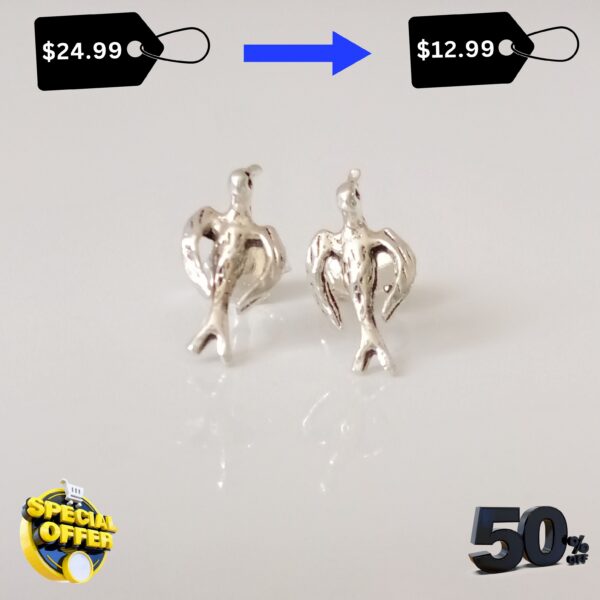 Plata trabajada finamente con figura de pajarito.