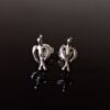 Pendientes pequeños con forma de ave, ideales para regalo.