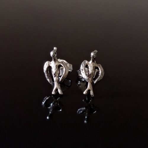 Pendientes pequeños con forma de ave, ideales para regalo.