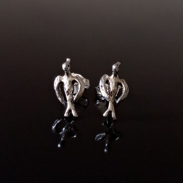 Pendientes pequeños con forma de ave, ideales para regalo.