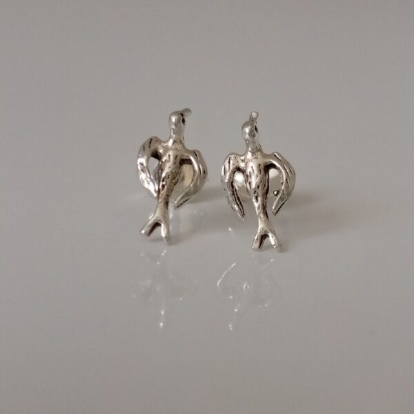 Detalle de topos de ave en plata fina con acabado brillante.