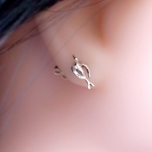 Aretes delicados de pajarito elaborados en plata auténtica.