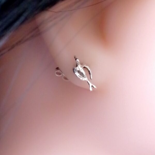 Aretes delicados de pajarito elaborados en plata auténtica.