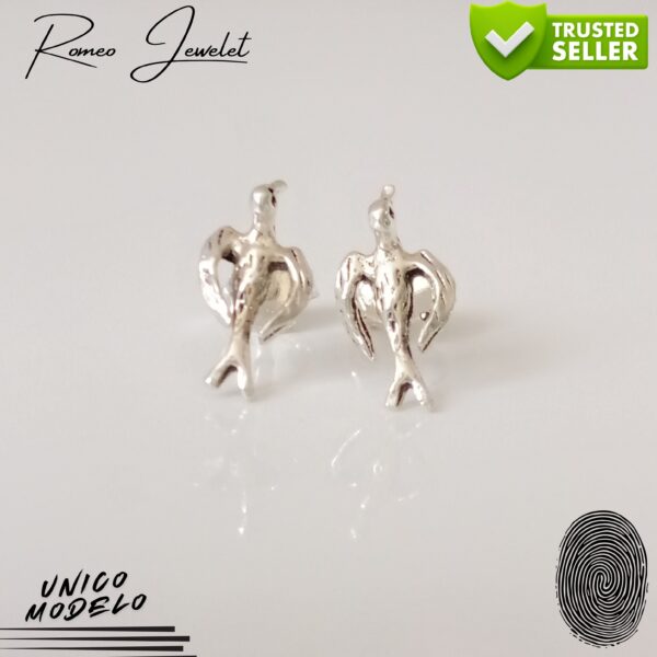 Diseño tierno y natural de pendientes en plata esterlina.