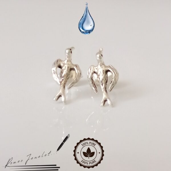 Vista lateral de pendientes artesanales en forma de ave.